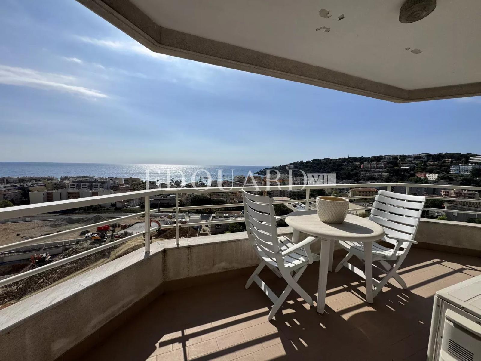 Deux pièces meublé à louer avec terrasse, splendide vue mer panoramique et double parking