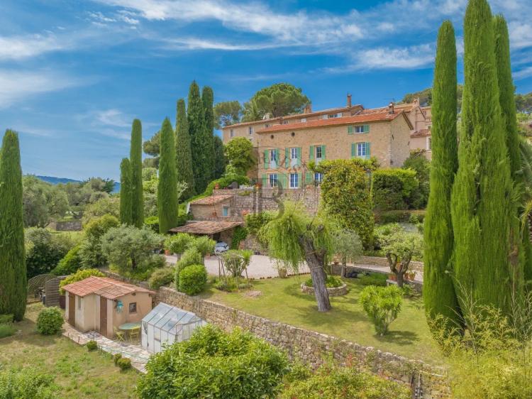 MOUGINS – VILLA EN PIERRE – VUE COLLINES ET MER