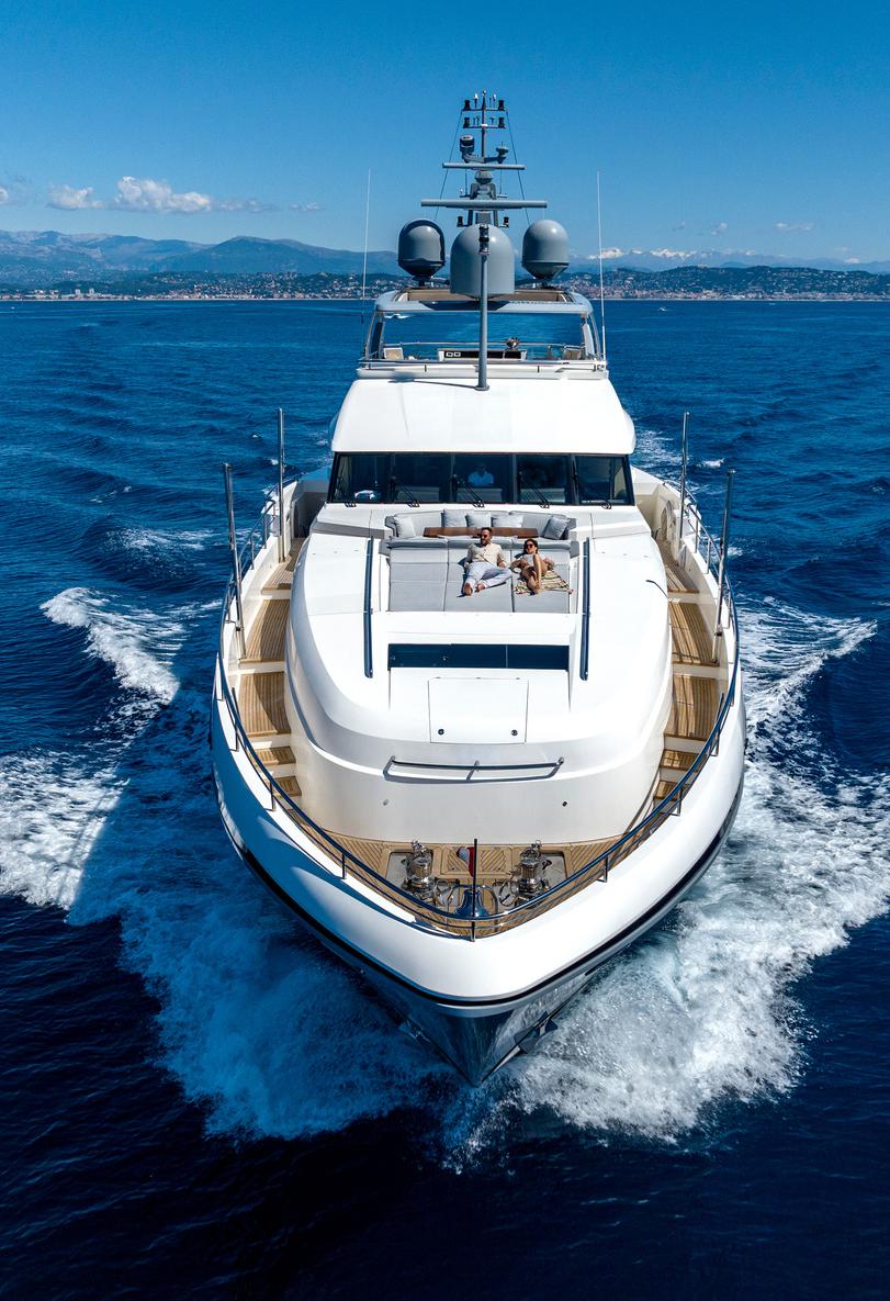 37676_lszr0_imperial_princess_beatrice_princess_40m_used_yacht_for_sale_superyacht_flybridge_cannes_4.jpg