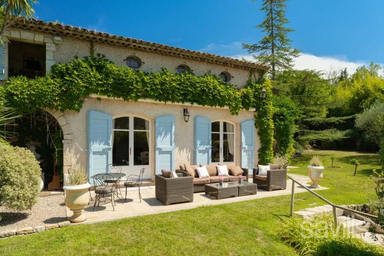 Villa provençale dans un domaine privé.