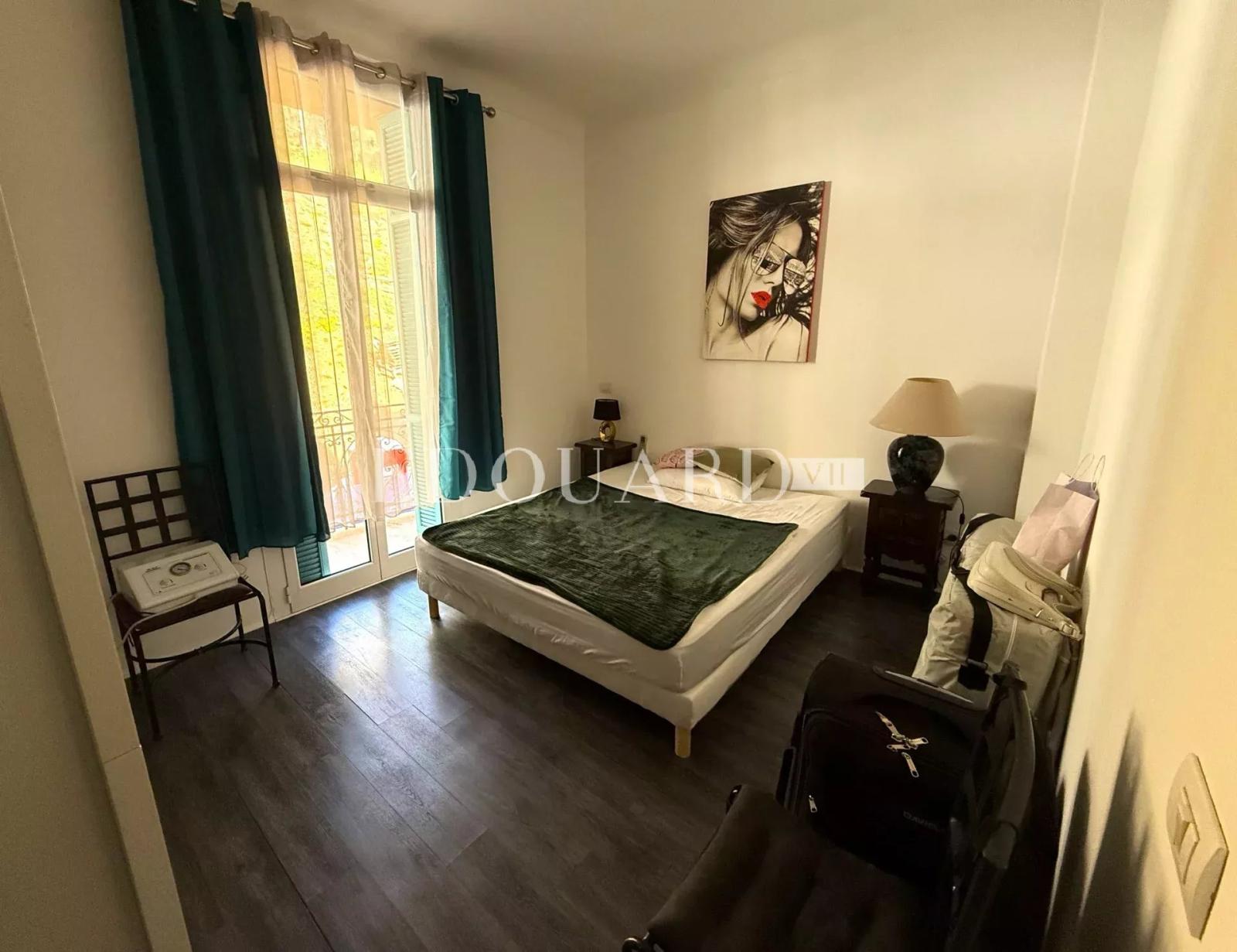 Trois pièces avec magnifique vue mer panoramique, dans joli immeuble ancien proche  de la Principauté de Monaco