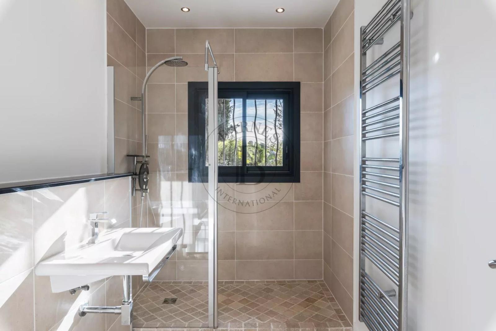 MOUGINS – VILLA DE PLAIN-PIED
