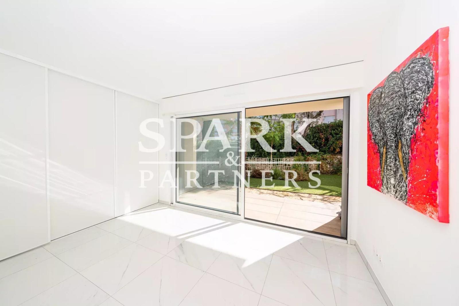 Roqbrune Cap Martin - Moderne appartement de 3 pièces avec jardin