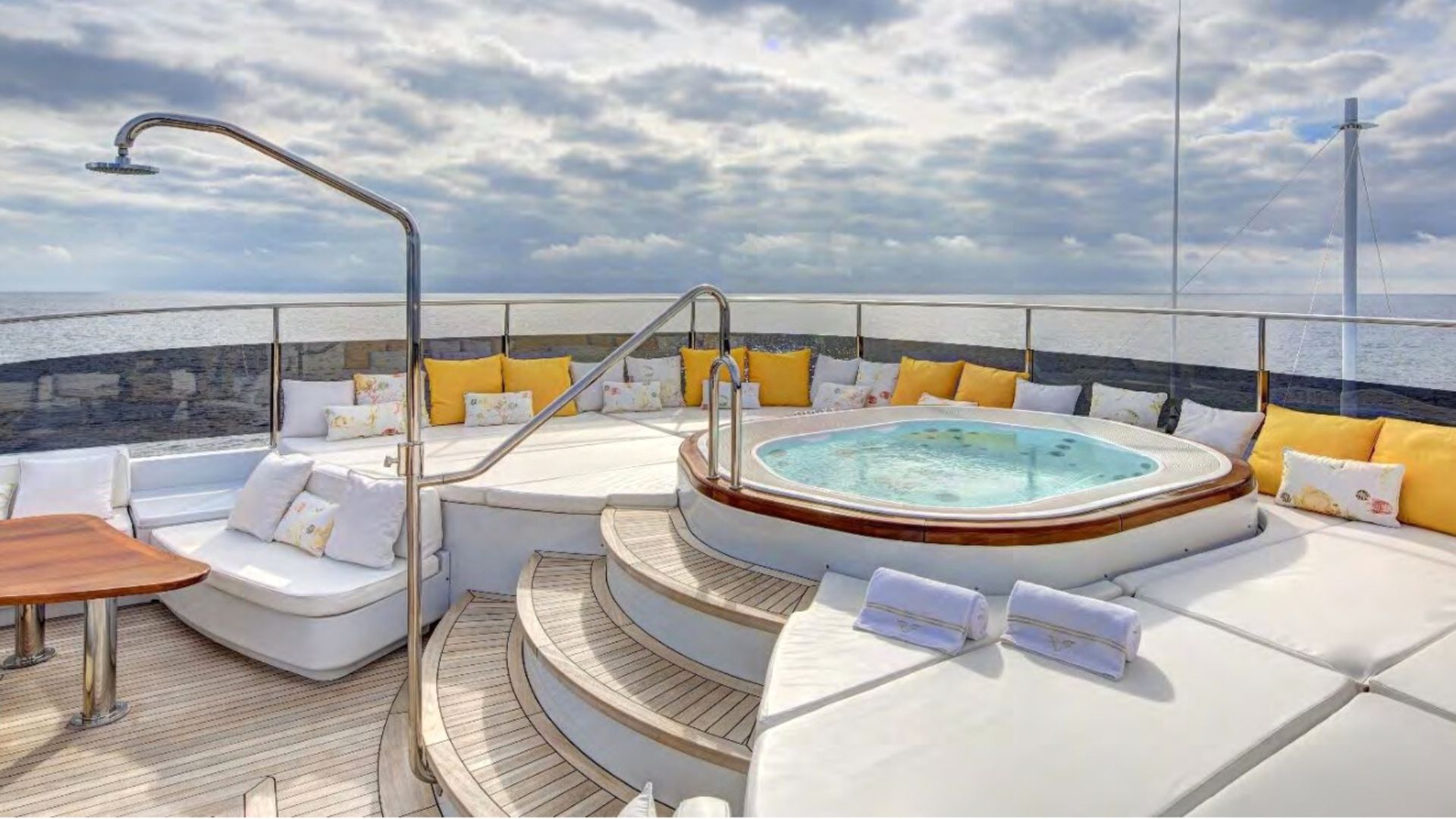 b822e_i785p_yacht_jacuzzi_for_sale.jpg