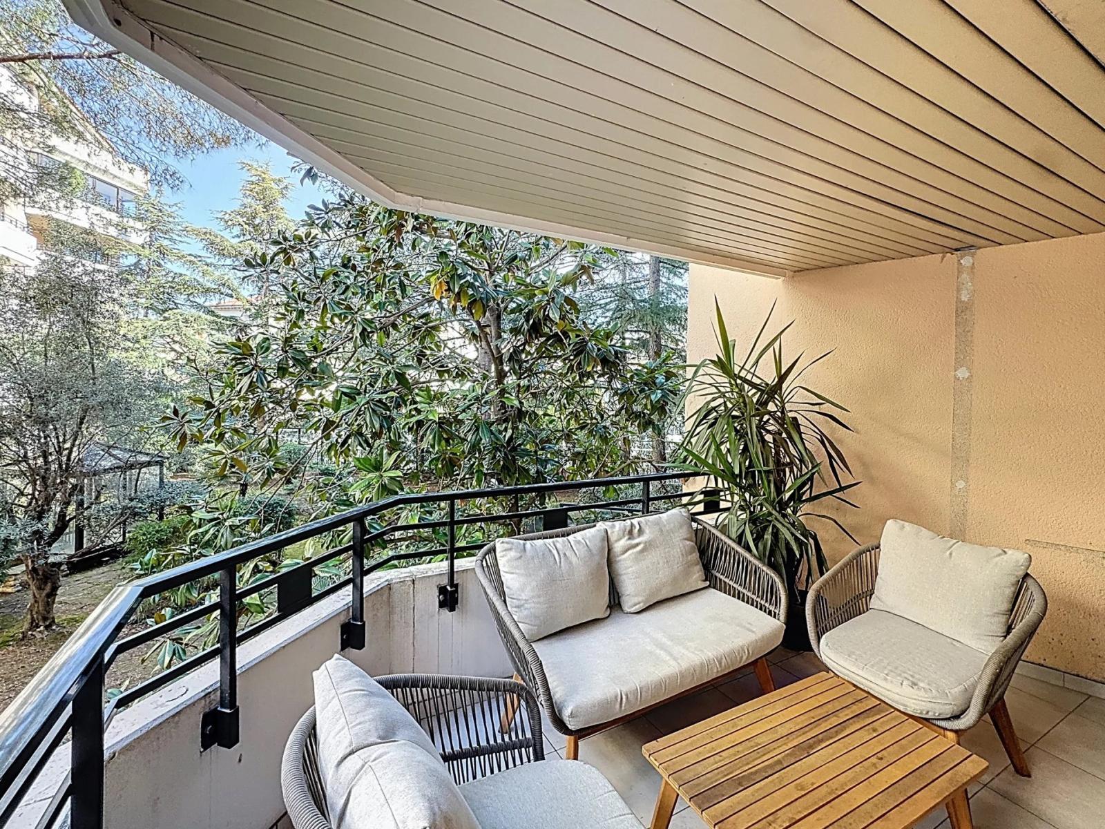 EXCLUSIVITE RUE D'ANTIBES AVEC TERRASSE