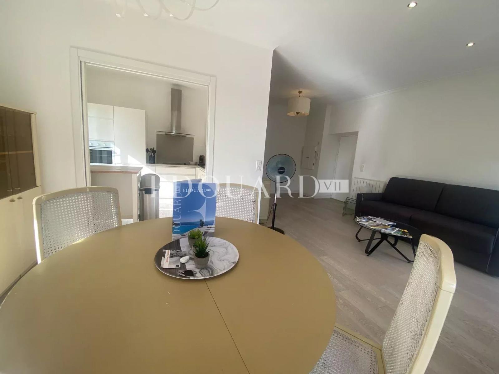 Grand deux pièces finement rénové, au dernier étage d’un joli immeuble ancien en plein centre de Menton