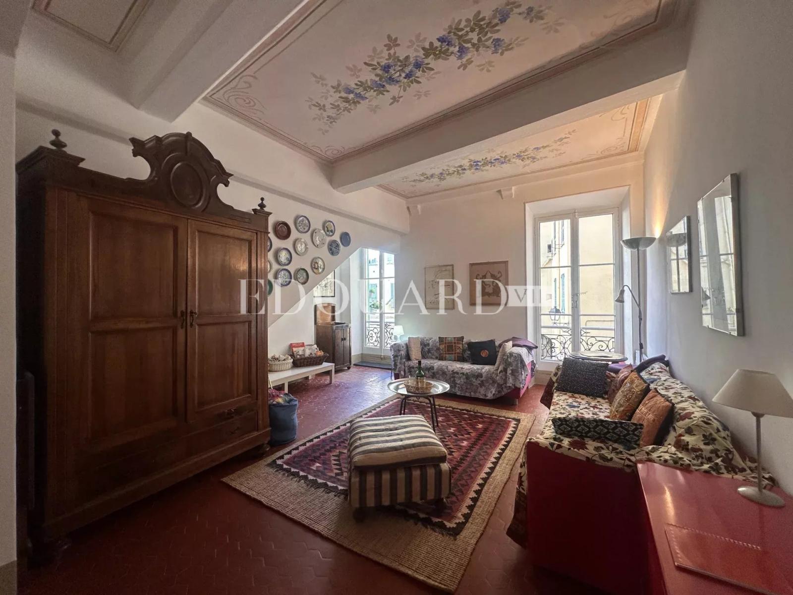 Trois pièces en très bon état au premier étage d’un immeuble ancien au cœur de la Place du Cap de Menton