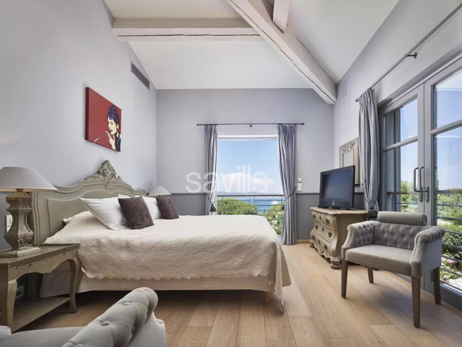 Somptueuse villa avec vue panoramique sur le Golfe de Saint-Tropez