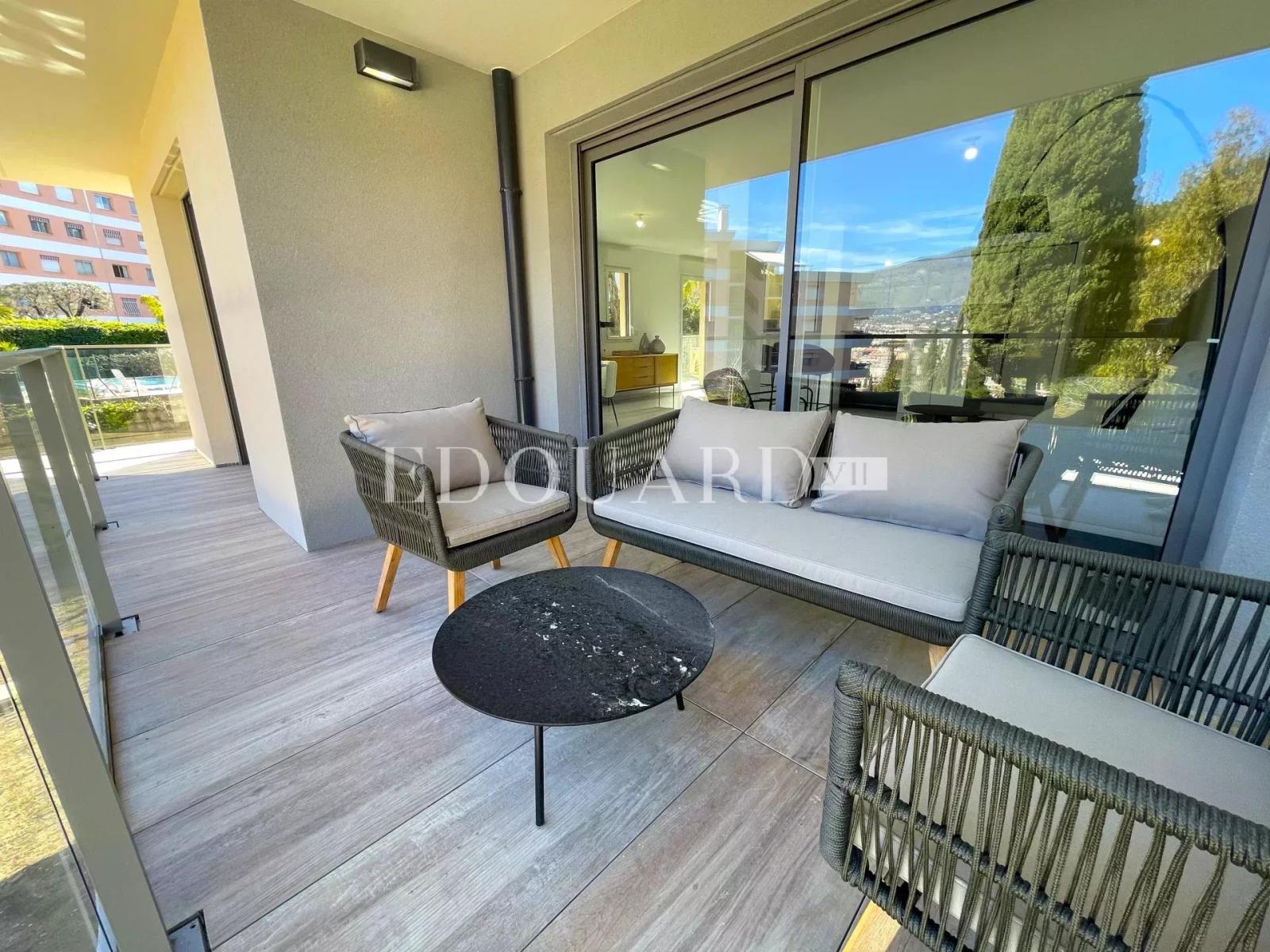 Dans un immeuble neuf, à vendre vaste trois pièces avec belle vue dégagée, terrasse et jardin