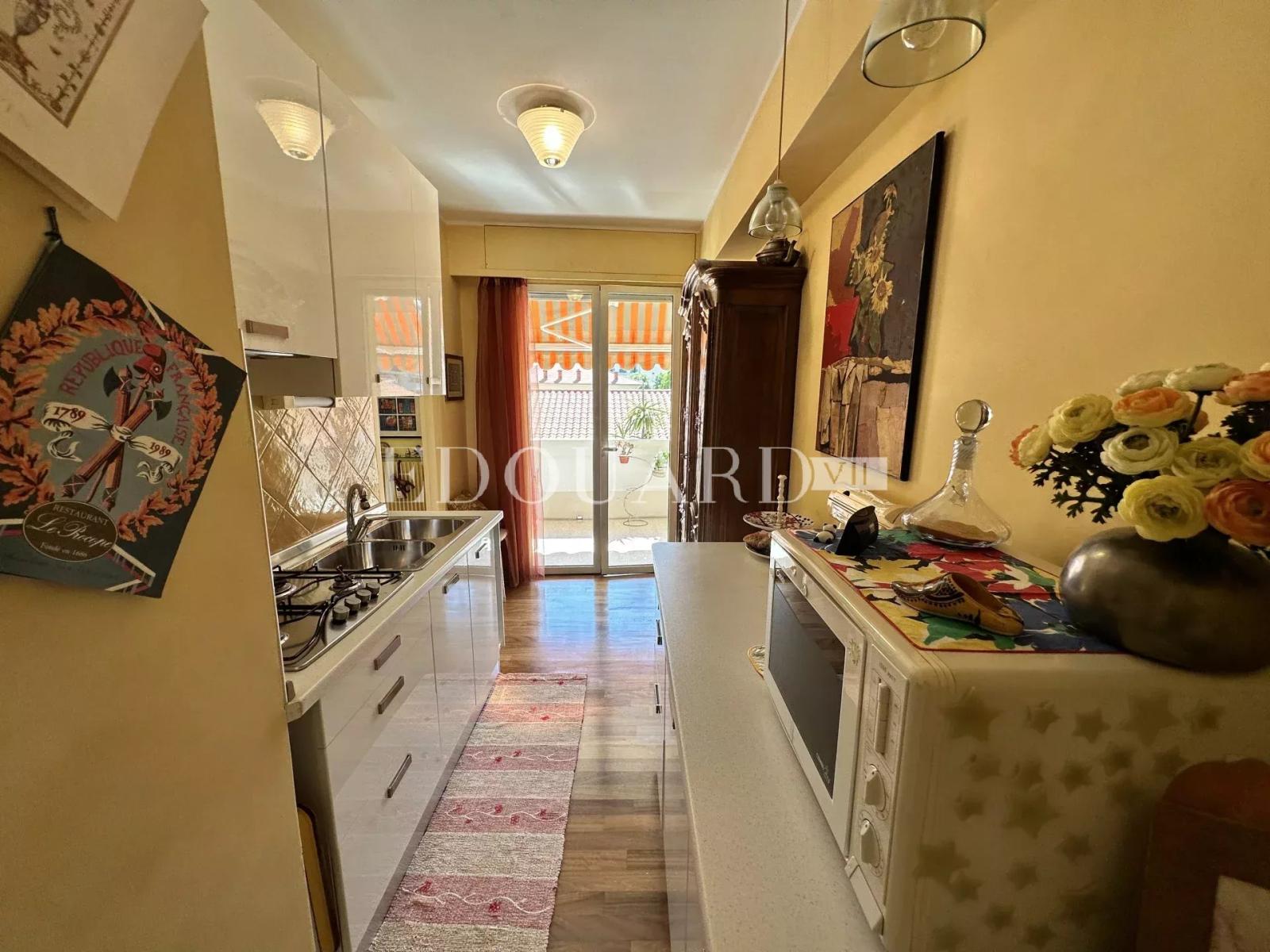 Spacieux deux pièces en excellent état avec splendide terrasse, cave et grand parking en sous-sol