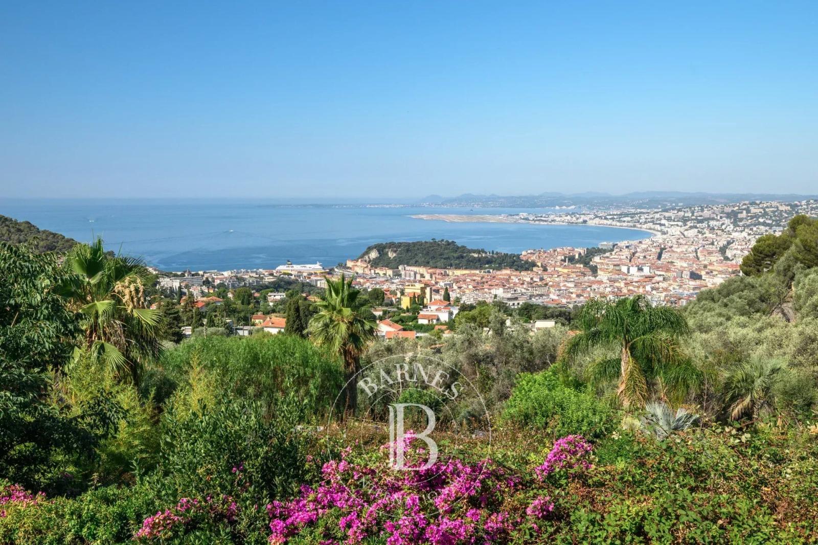NICE – SECTEUR VINAIGRIER - VASTE PROPRIÉTÉ D'EXCEPTION AVEC MAISON D'HÔTES, PISCINE, TENNIS ET VUE PANORAMIQUE