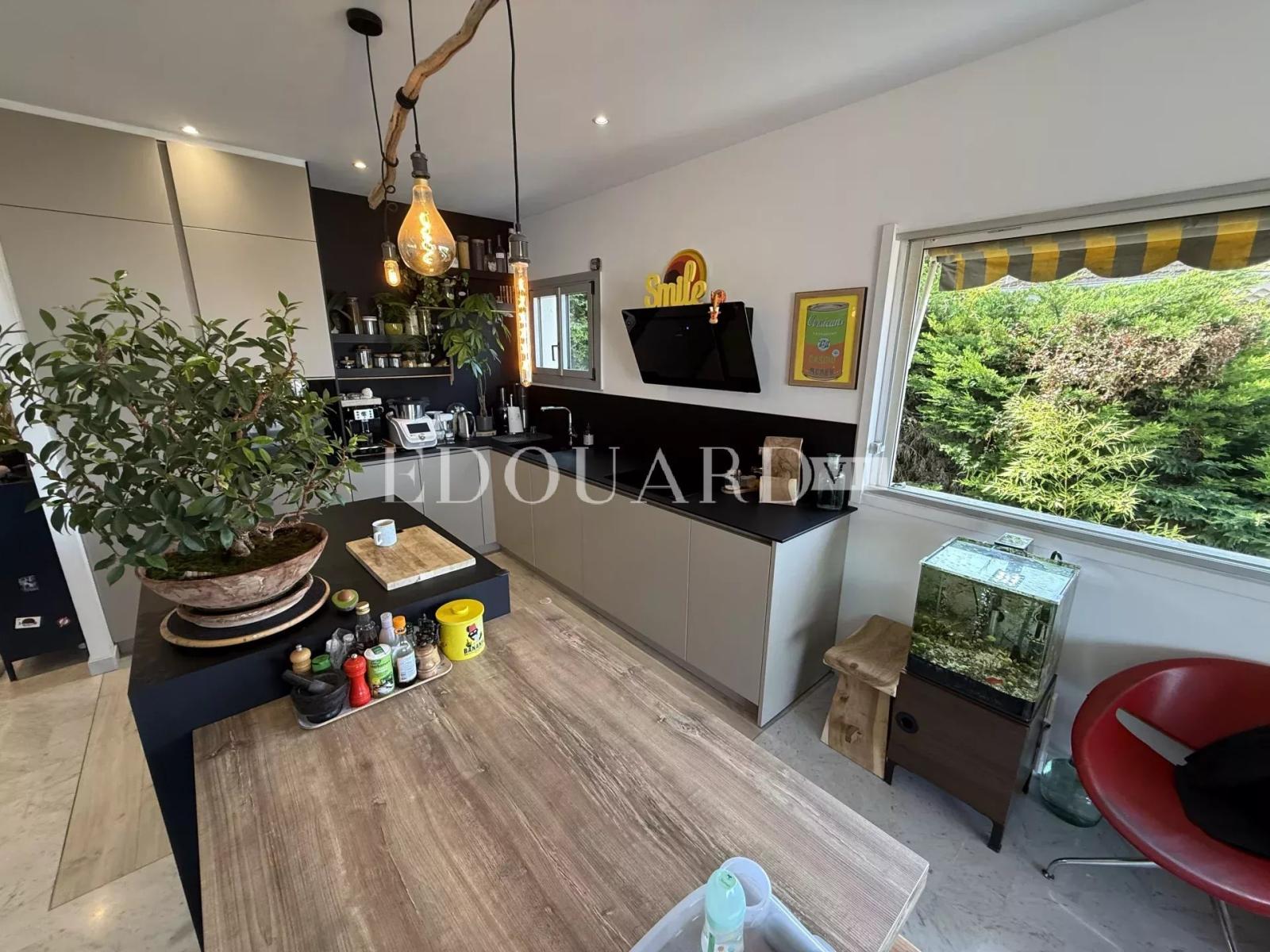 VENDU - Dans le quartier recherché du Mont Boron, superbe trois pièces avec vue panoramique sur la ville de Nice