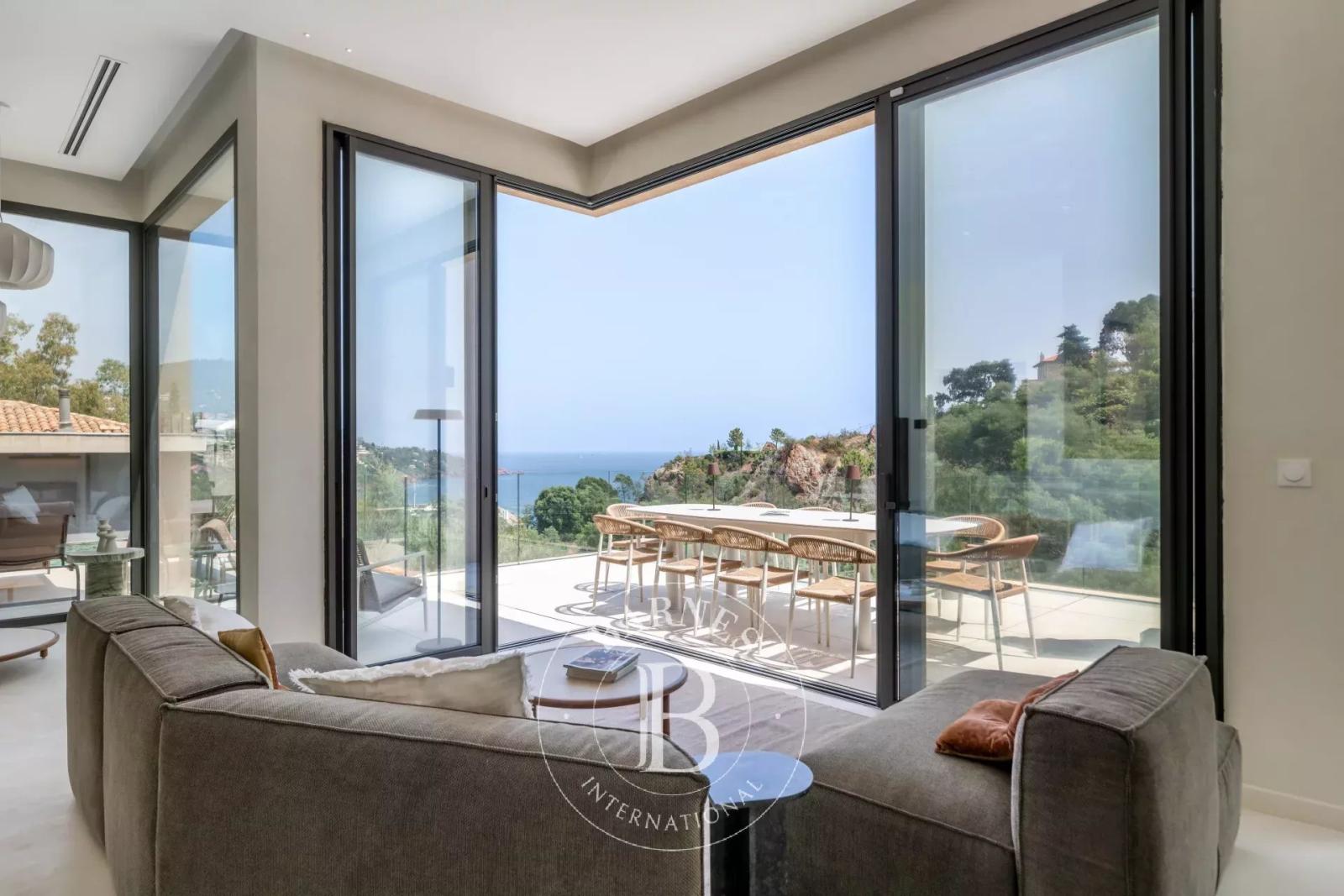 THÉOULE-SUR-MER - VILLA CONTEMPORAINE VUE MER