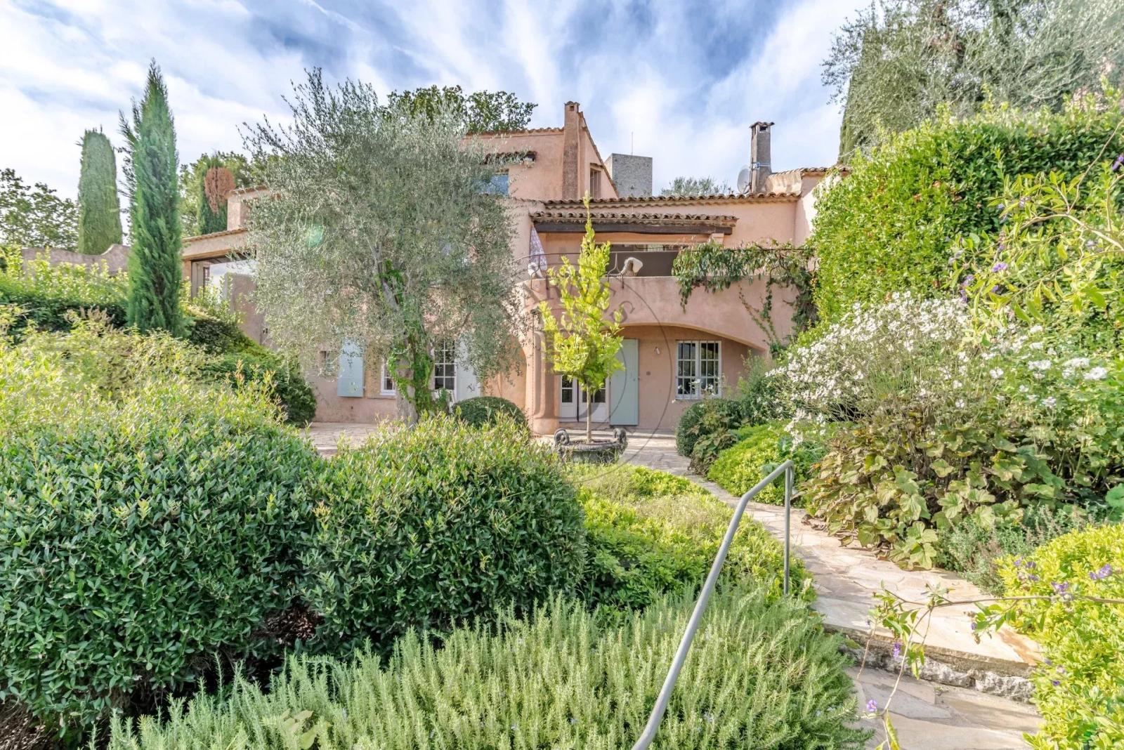 PROCHE MOUGINS –VILLA D’ARCHITECTE COUËLLE – DOMAINE DE CASTELLARAS LE VIEUX