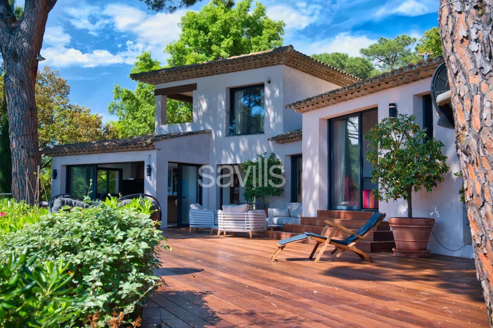 Villa contemporaine six chambres et piscine chauffée