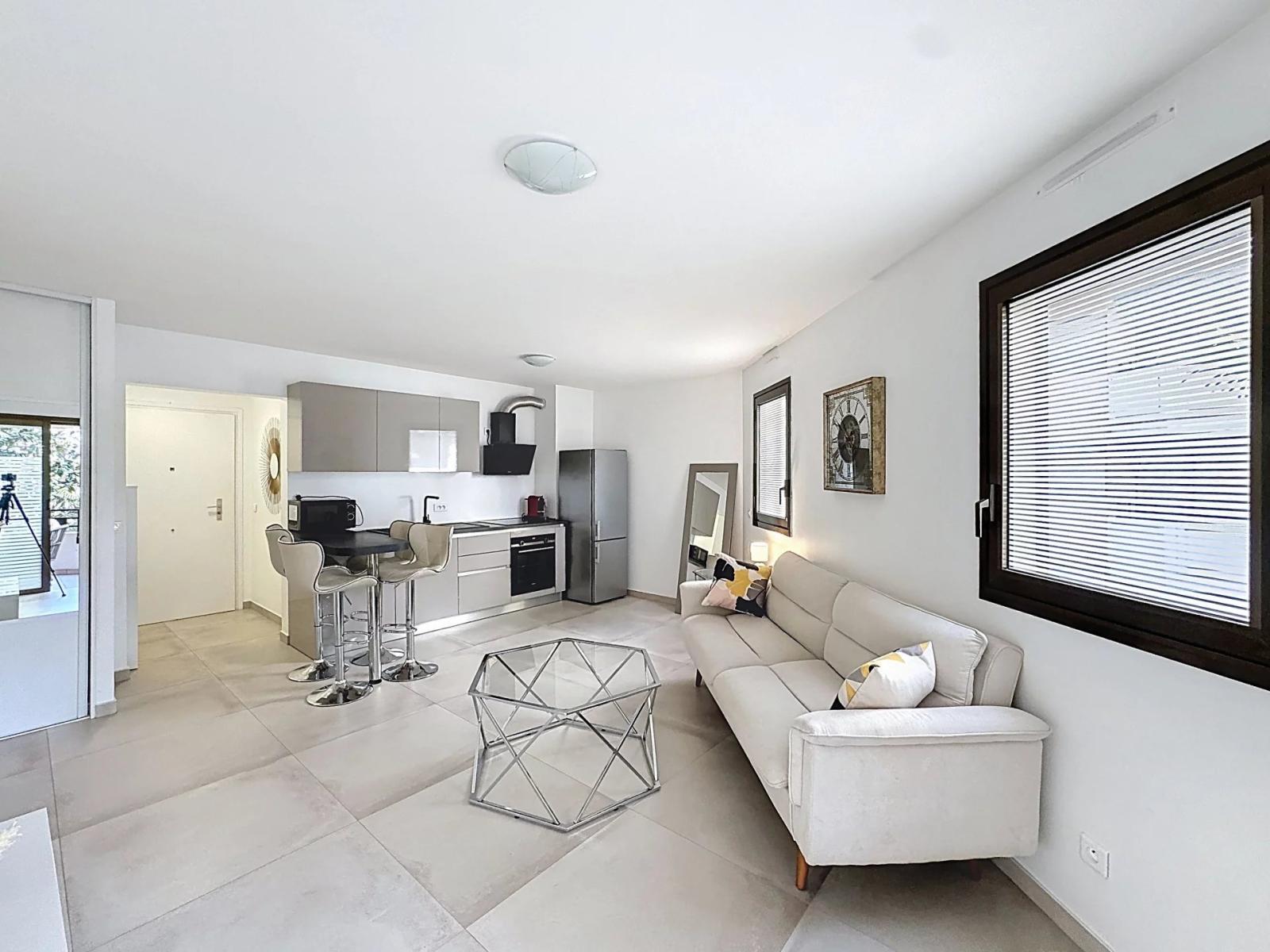 EXCLUSIVITE RUE D'ANTIBES AVEC TERRASSE