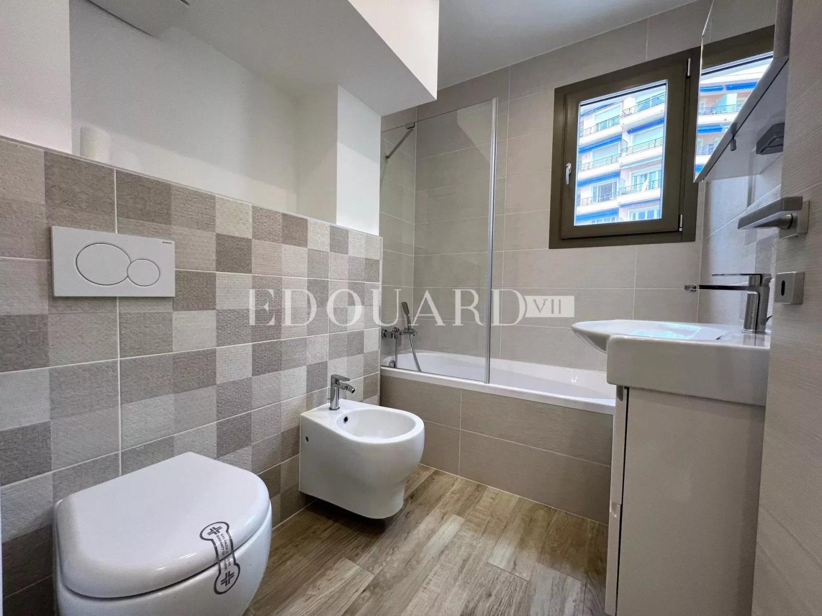 Trois pièces finement rénové avec balcon et agréable échappée mer, face à la renommée plage du Solenzara