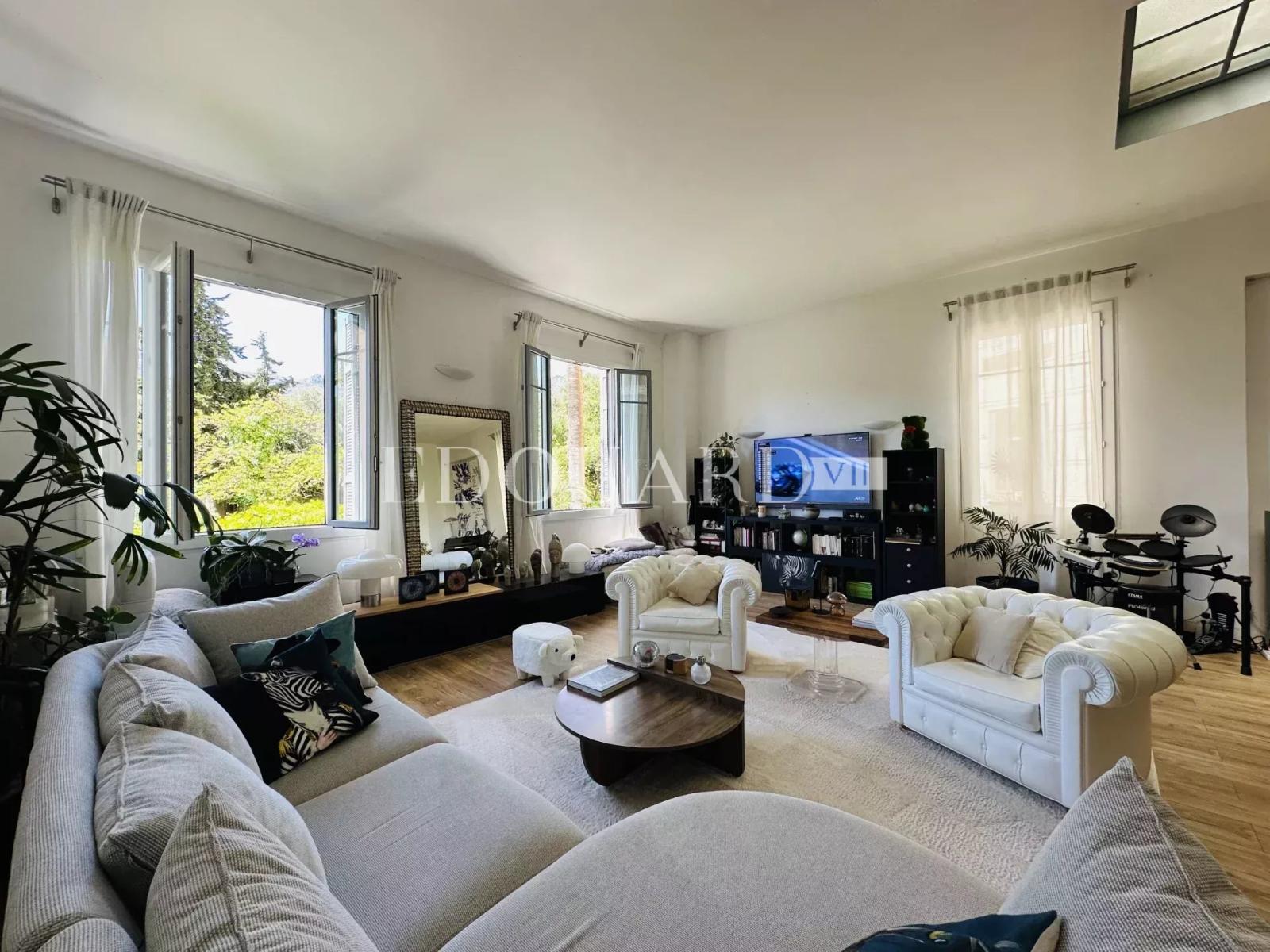 Magnifique quatre pièces entièrement rénové, au premier étage d'un immeuble classé de grand standing