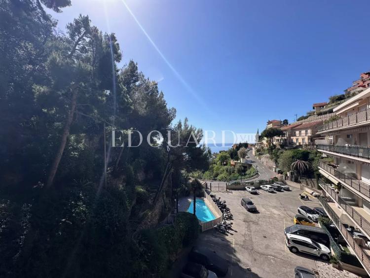 Beau trois pièces traversant à vendre avec terrasse et cave, dans le renommé quartier du Golfe Bleu