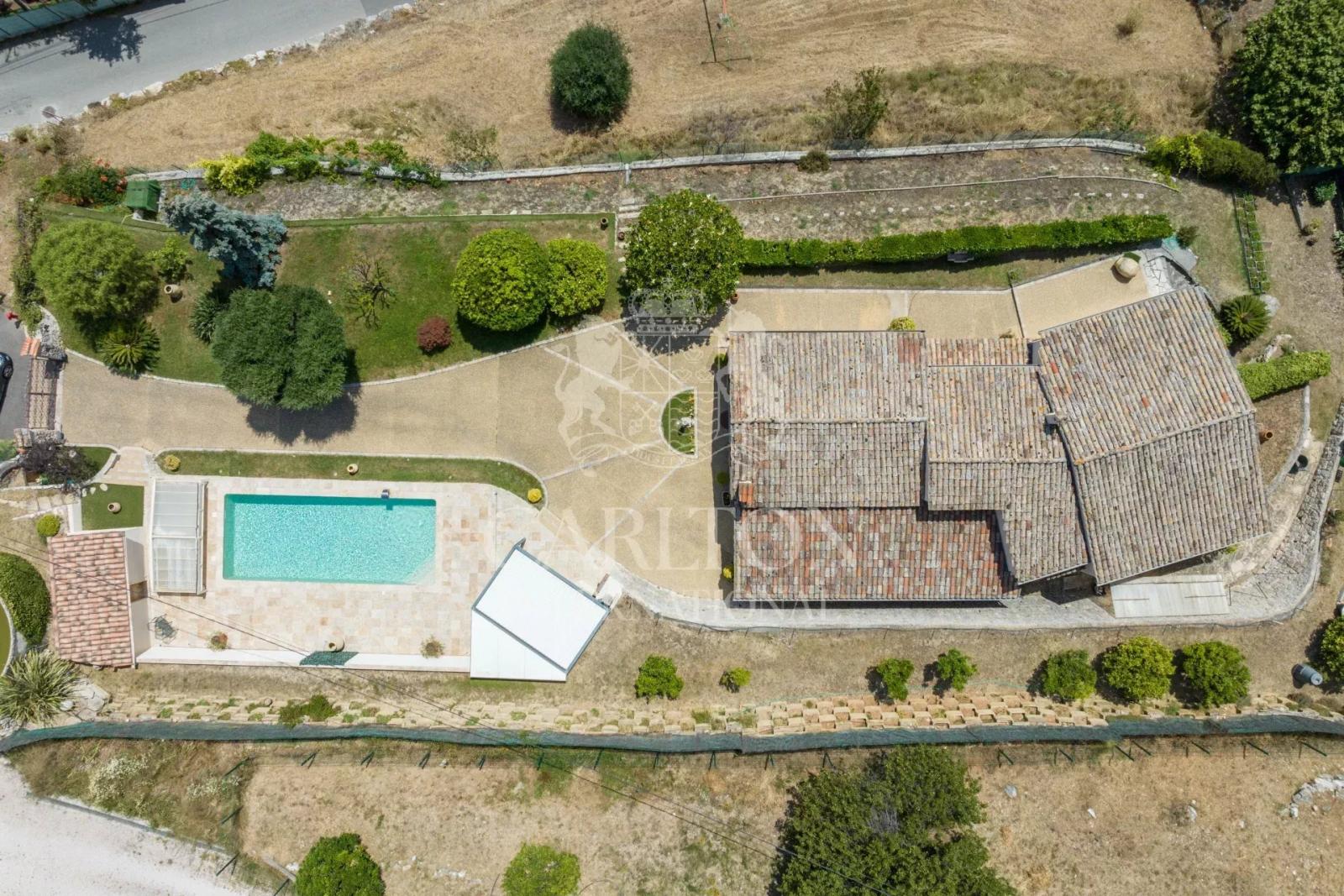 Havre de paix, proche de Nice, villa avec piscine