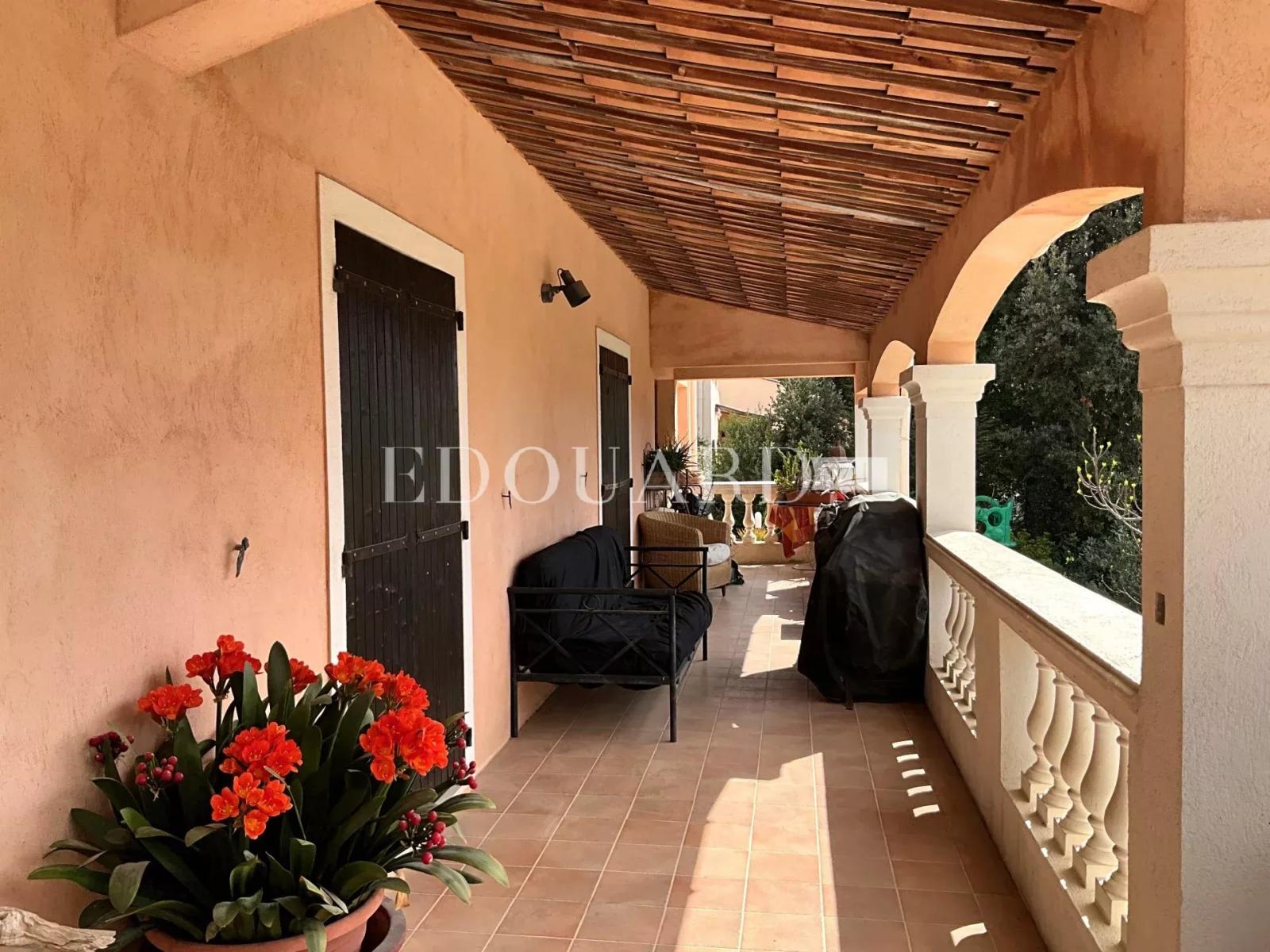 Dans un domaine privé proche de La Turbie, à vendre villa présentant un potentiel important