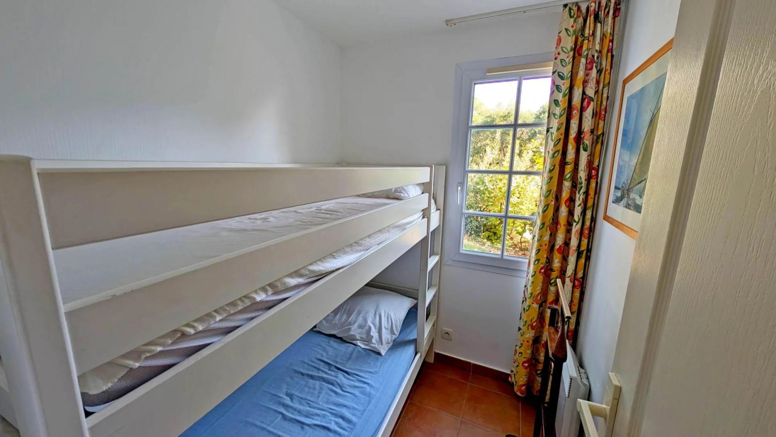 ACHAT SAINT RAPHAEL LE DRAMONT: confortable appartement trois pièces en rez-de-jardin cloturé. Commerces, plage et commodités à pieds