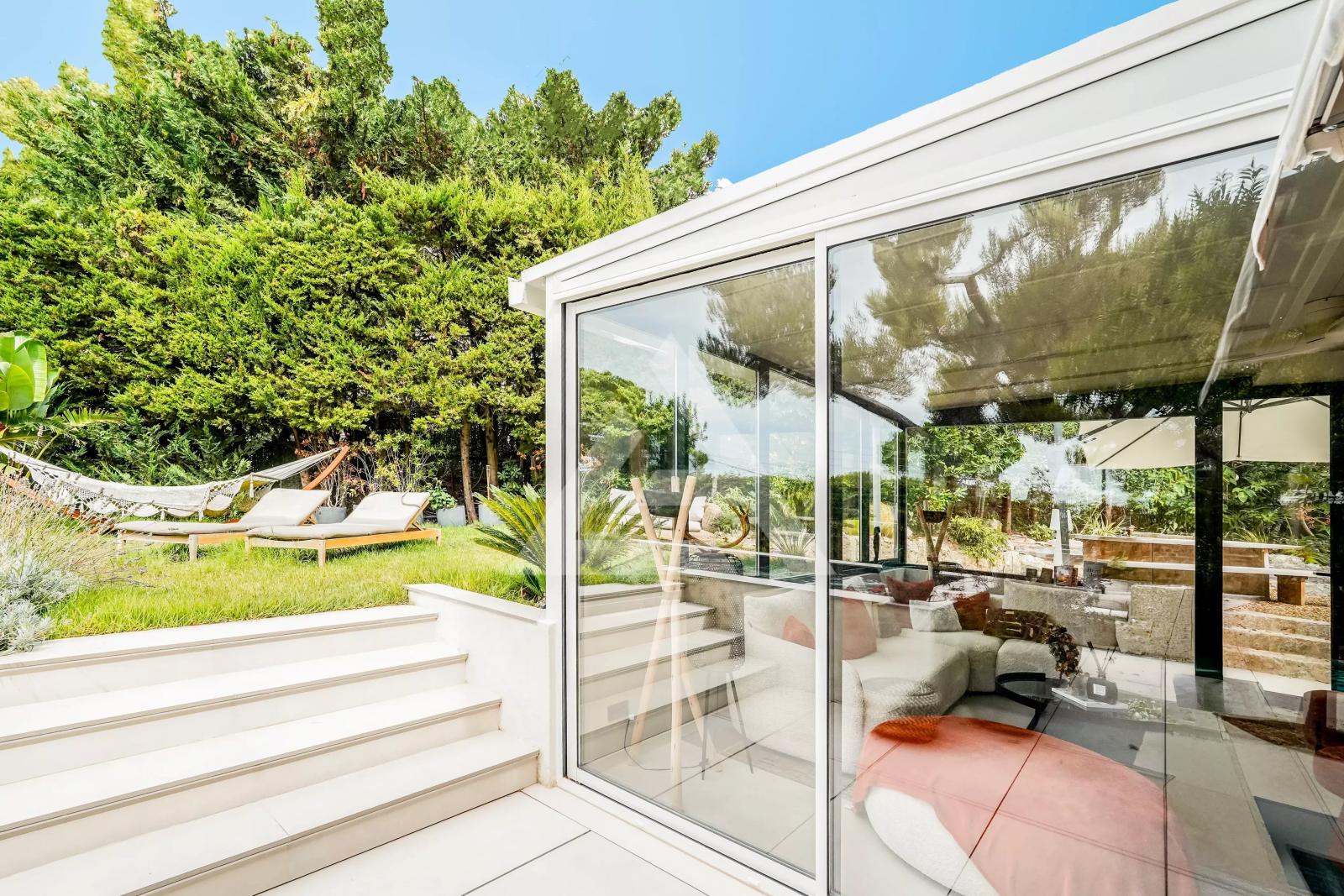 ROQUEBRUNE CAP MARTIN - APPARTEMENT 3 PIÈCES - PISCINE & JARDIN PRIVATIF