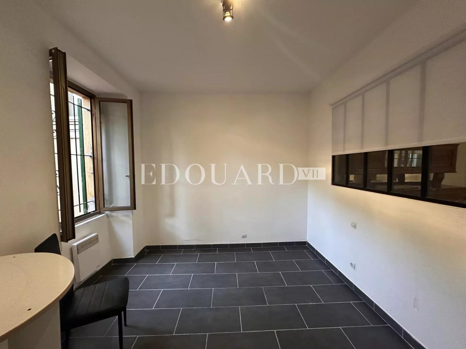 Trois pièces à vendre sur la commune de Menton, proche de de tous les commerces et de la Gare Routière