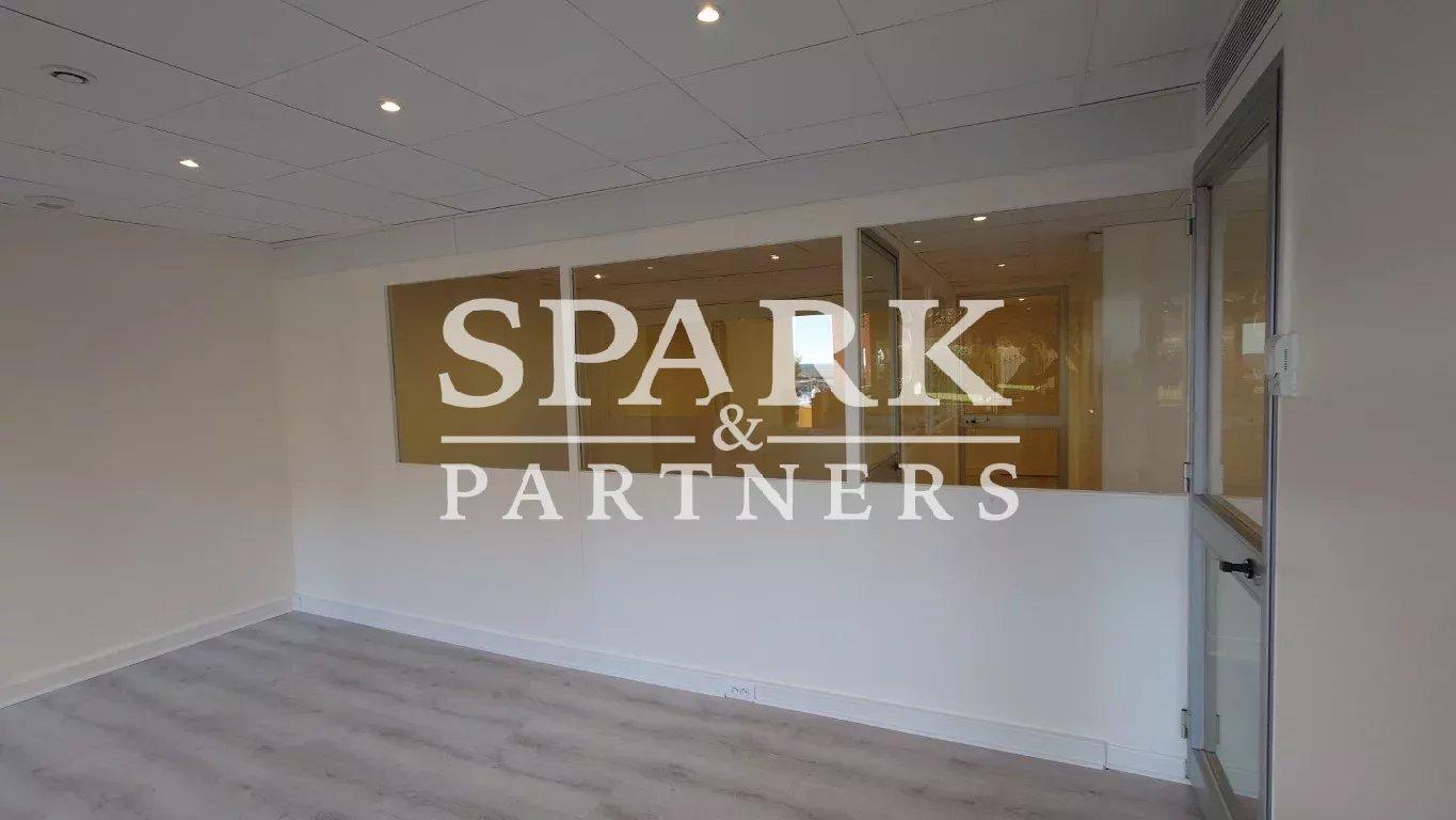 Monaco - Fontvieille - Bureau avec grande vitrine