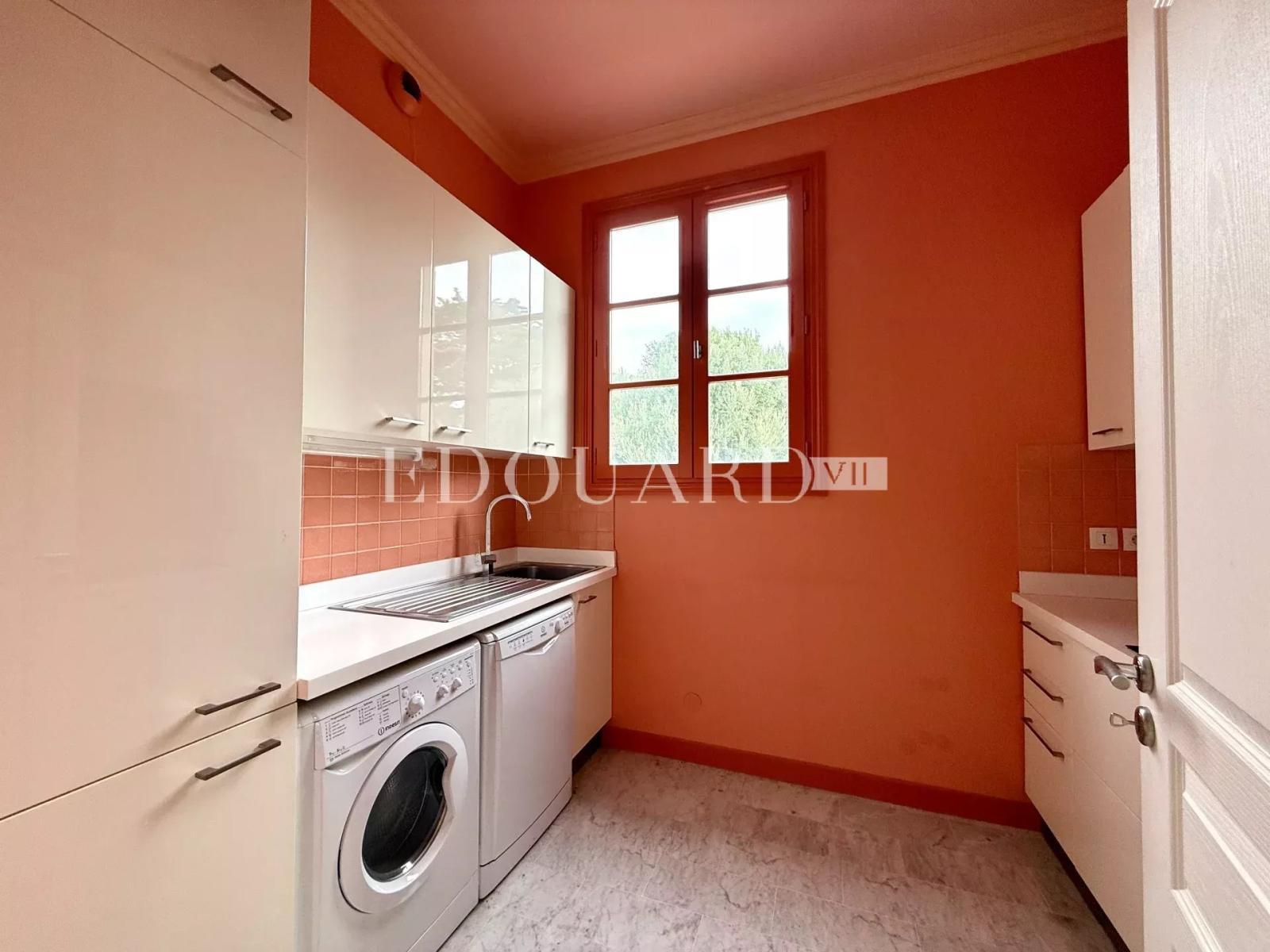 En exclusivité trois pièces avec vue mer imprenable, dans magnifique immeuble avec piscine et parc