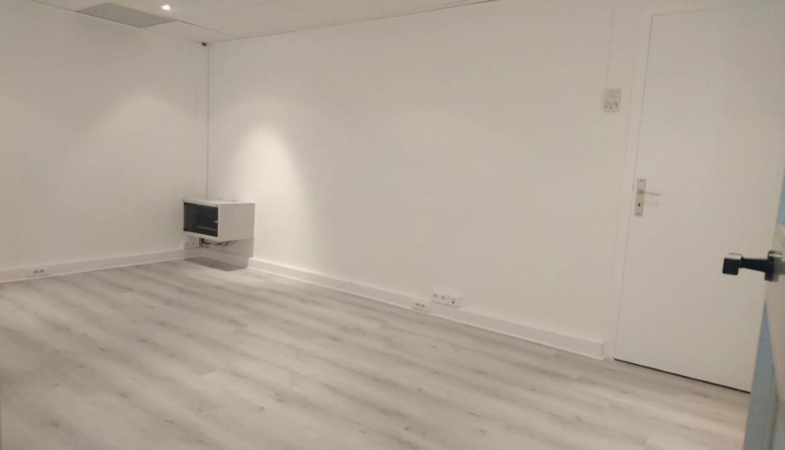 Bureau avec vitrine et vue sur le jardin