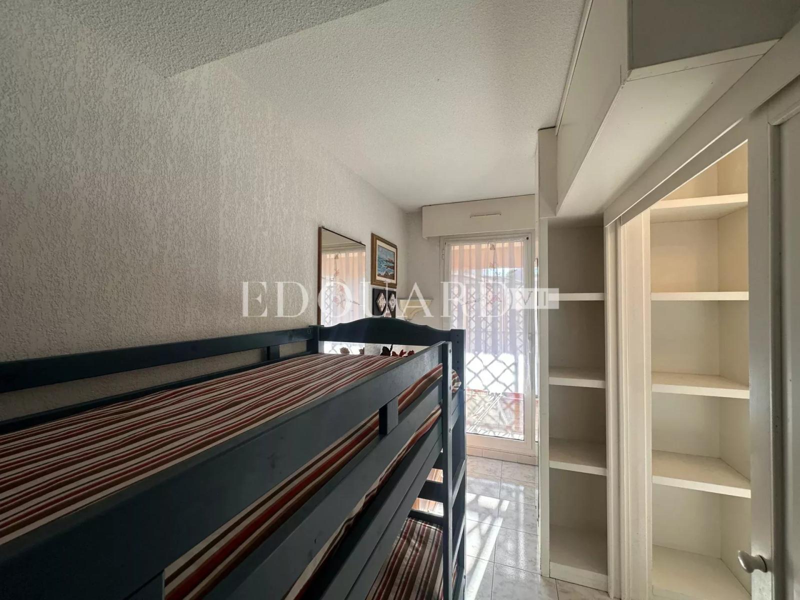 En exclusivité trois pièces traversant à vendre avec grande terrasse couverte vaste jardin