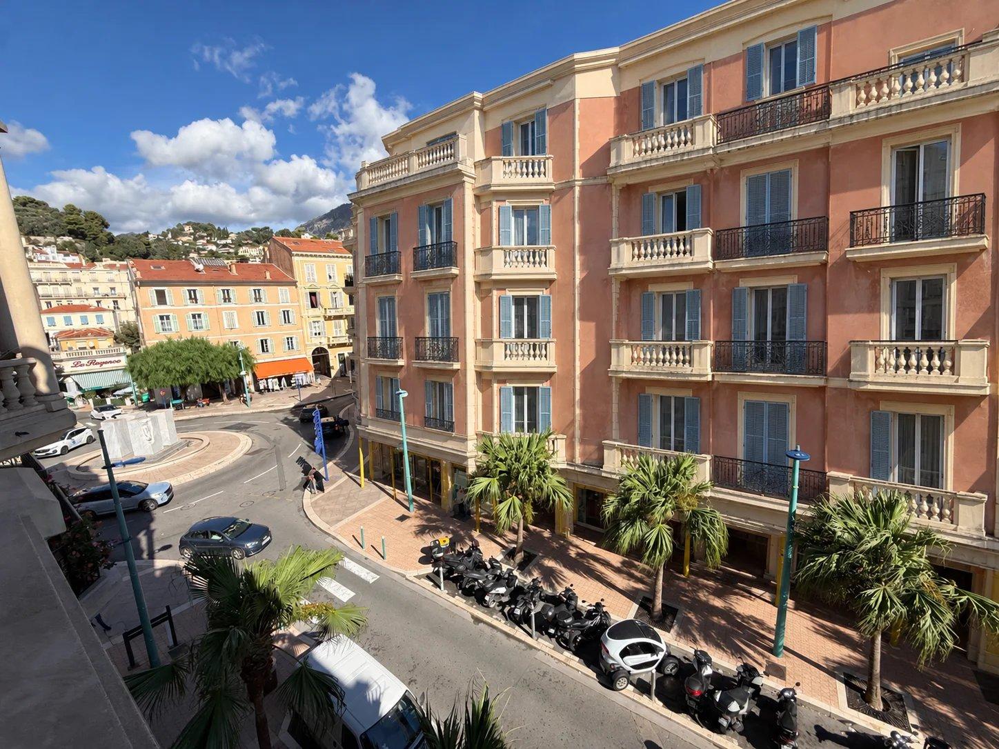 Deux pièces avec terrasse et agréable vue mer, dans résidence de grand standing face aux plages