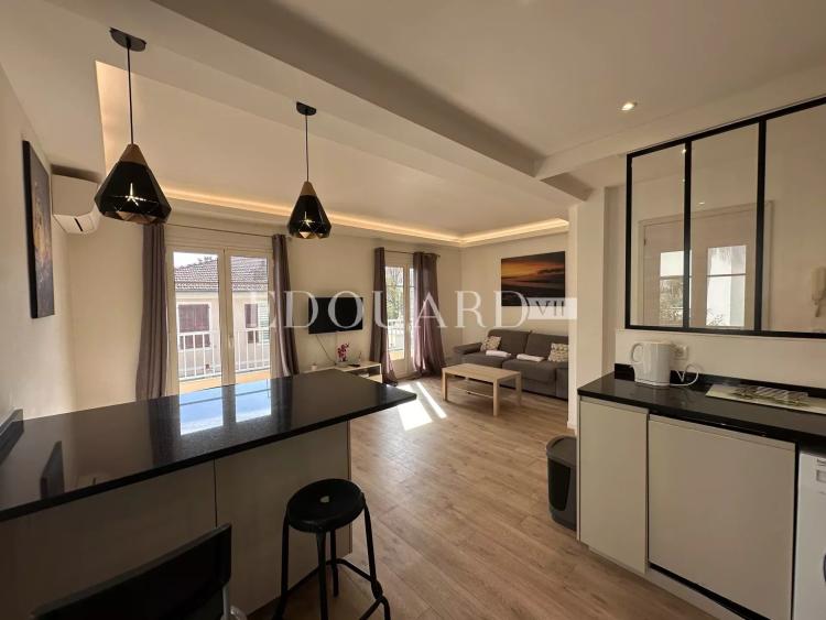 Sur la commune de Roquebrune Cap Martin, superbe deux pièces entièrement rénové avec balcon