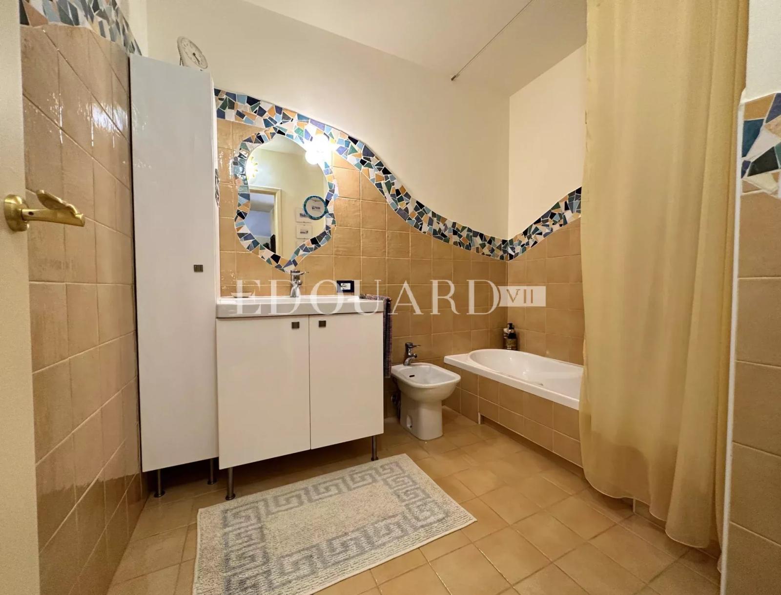 Spacieux deux pièces en excellent état avec splendide terrasse, cave et grand parking en sous-sol