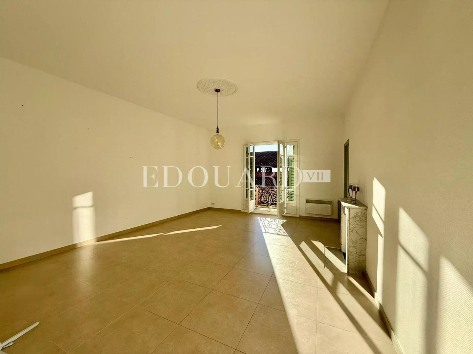 Exceptionnel quatre pièces avec terrasse,  idéalement situé en plein cœur de la zone piétonne de Menton