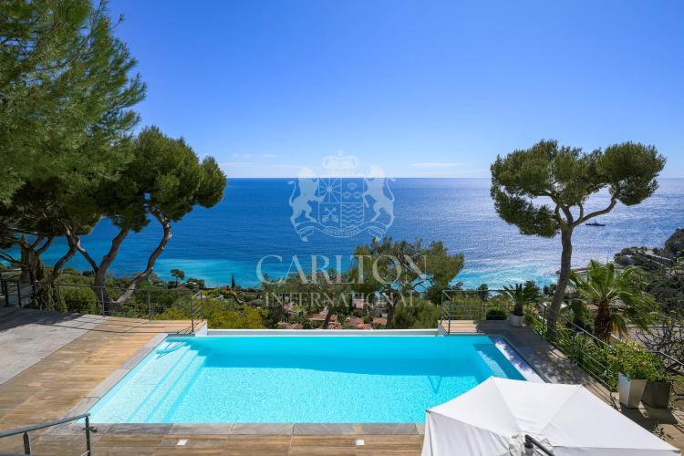 Villa contemporaine avec vue mer panoramique et grand terrain à Èze Bord de Mer