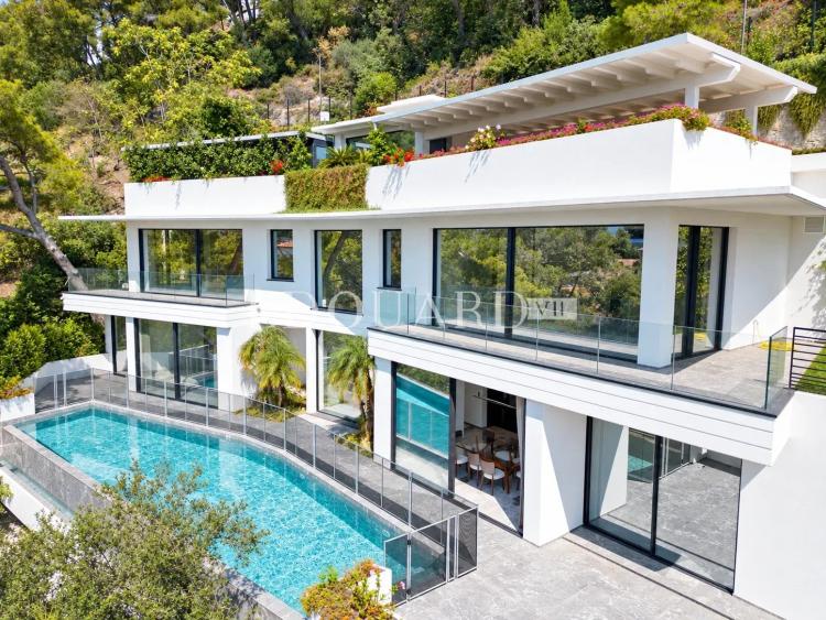 En exclusivité villa neuve avec domotique, ascenseur, grandes terrasses, piscine à débordement et belle vue mer
