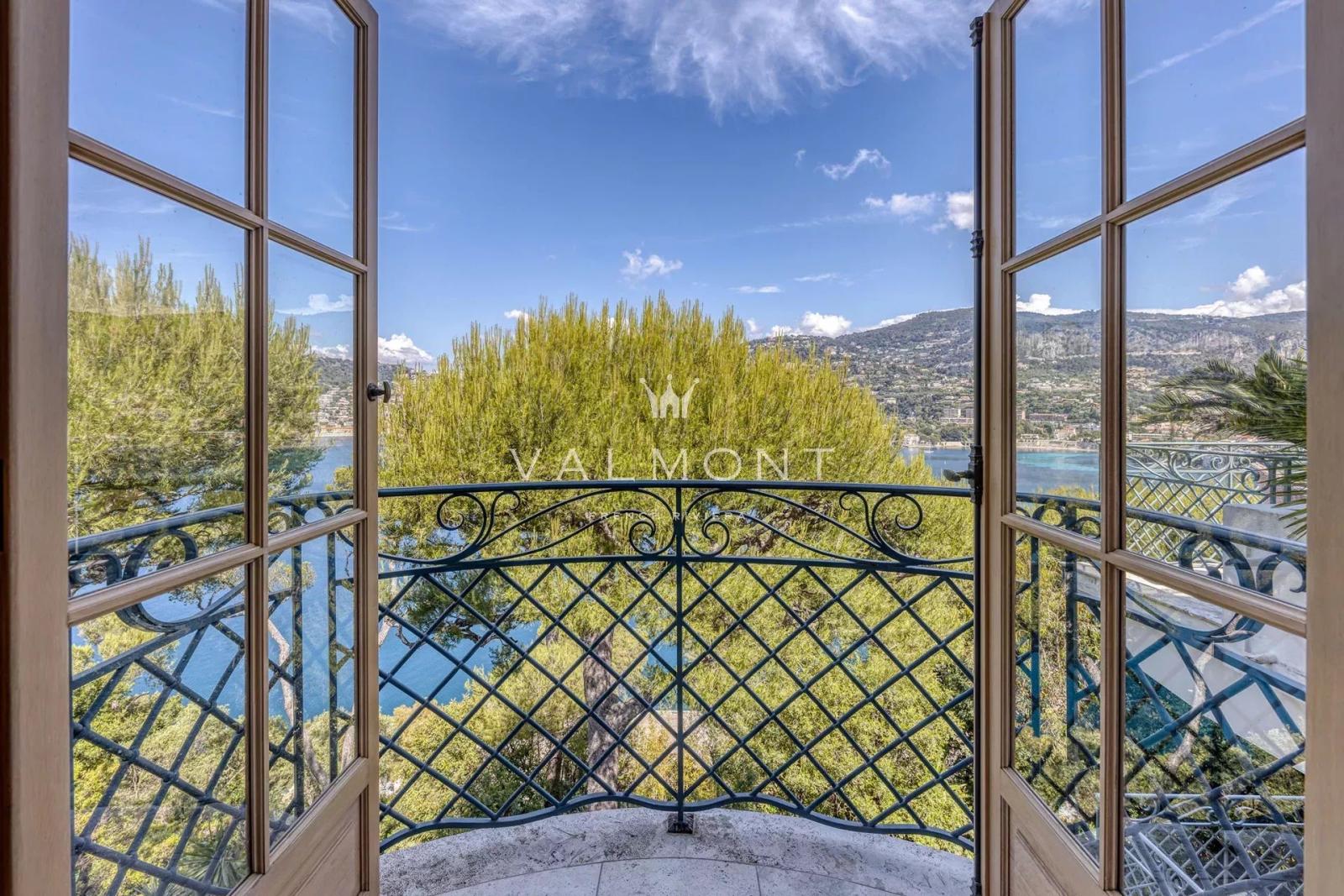 ELEGANTE VILLA AVEC UNE VUE IMPRENABLE SUR LA MER