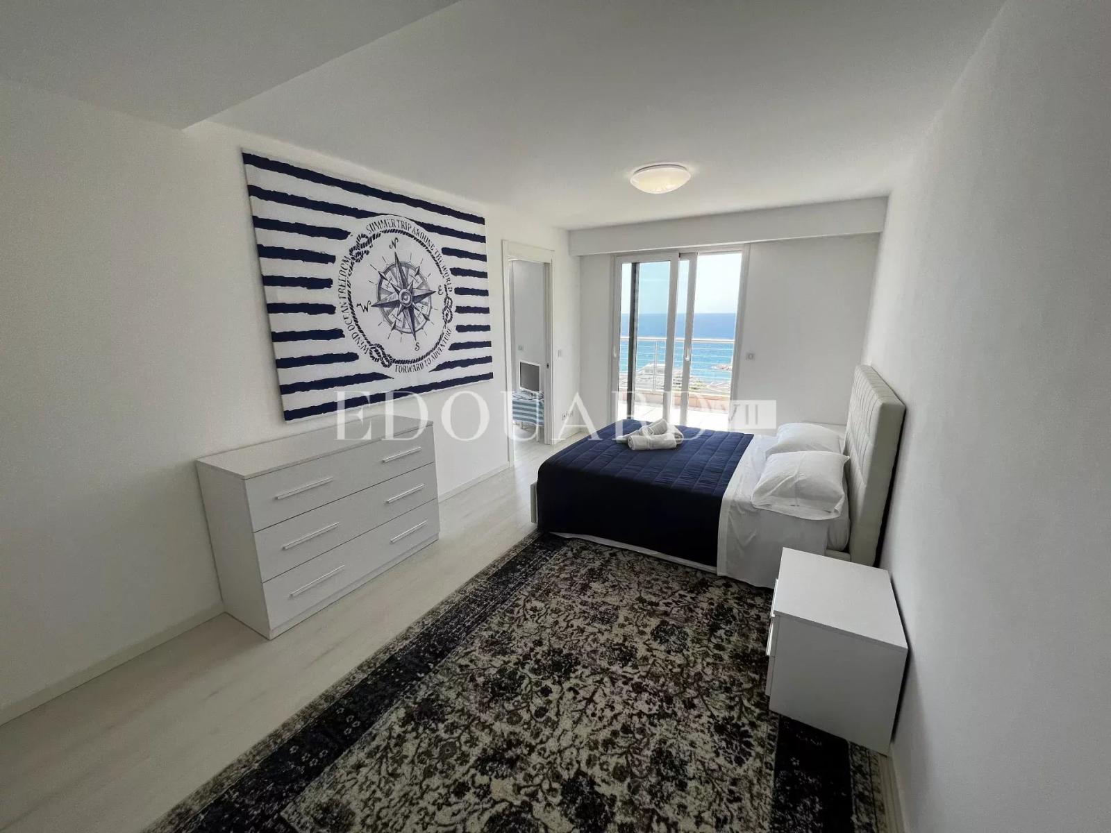 Magnifique quatre pièces avec grande terrasse et superbe vue mer, au dernier étage d’un immeuble neuf avec piscine