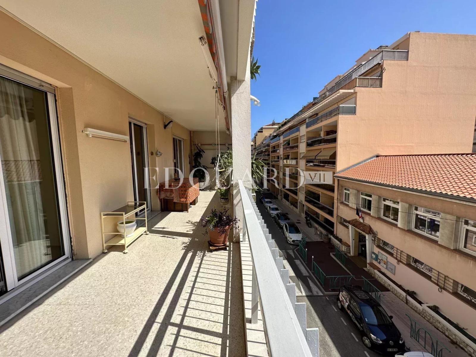 Spacieux deux pièces en excellent état avec splendide terrasse, cave et grand parking en sous-sol