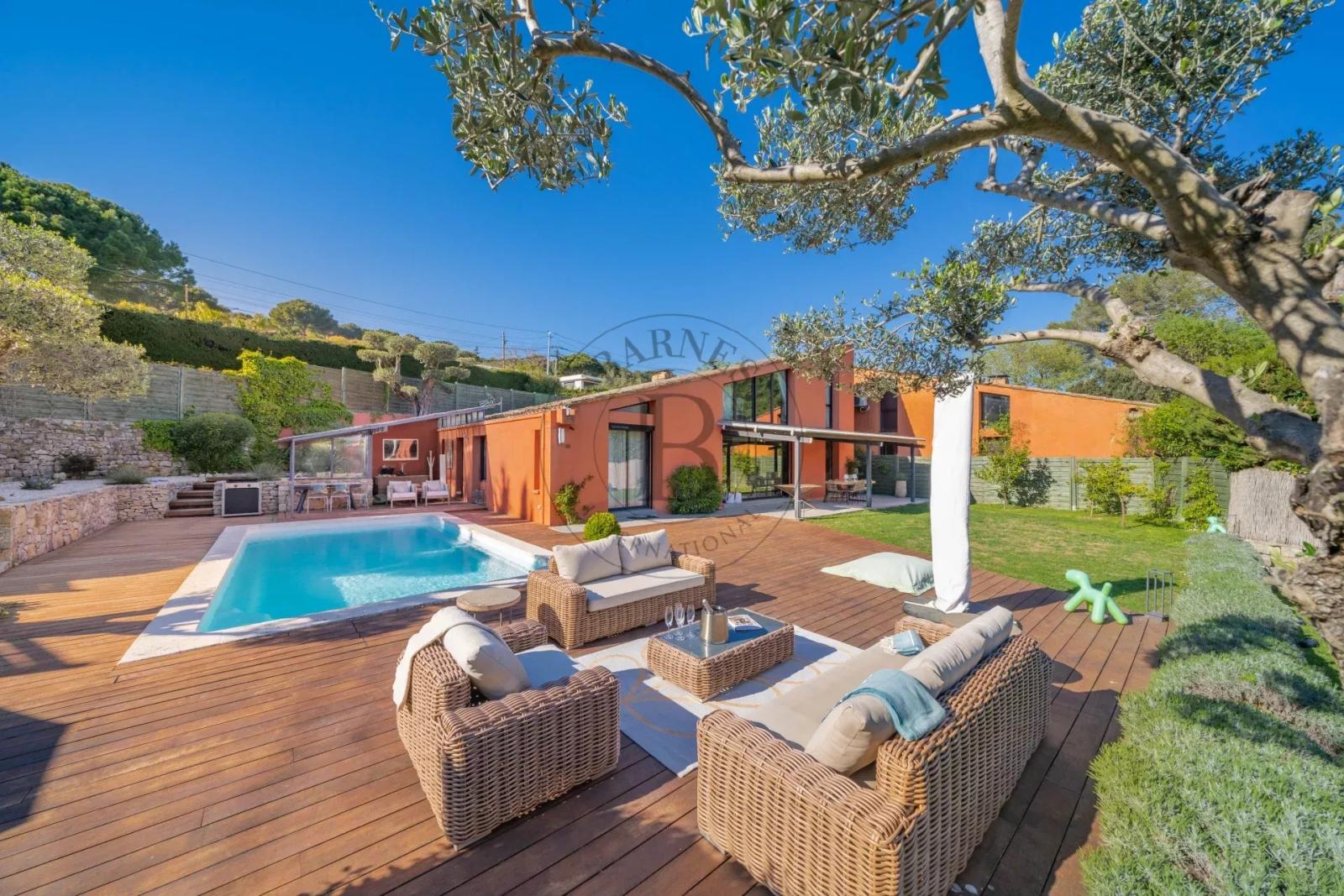 MOUGINS - VILLA ATYPIQUE - VUE MER