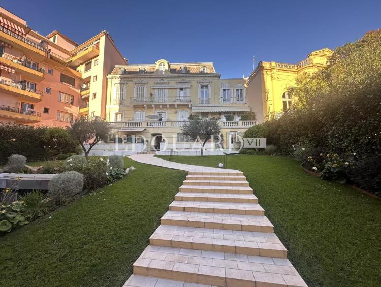 Dans le centre de Menton, à vendre en exclusivité spacieux studio avec grande terrasse exposée Ouest