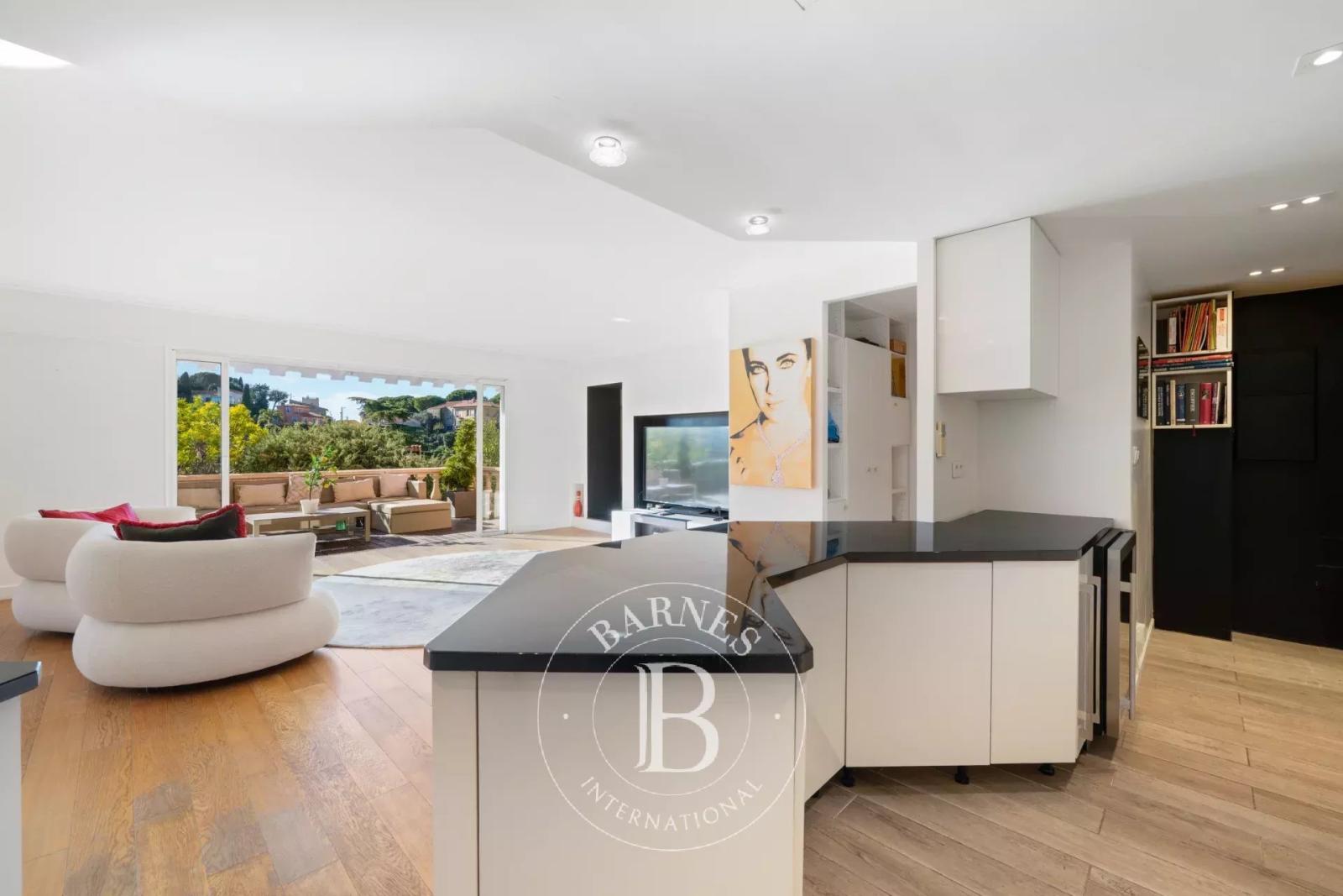 SOUS OFFRE - VILLEFRANCHE-SUR-MER — ÉLÉGANT DUPLEX AVEC VUE PANORAMIQUE DÉGAGÉE
