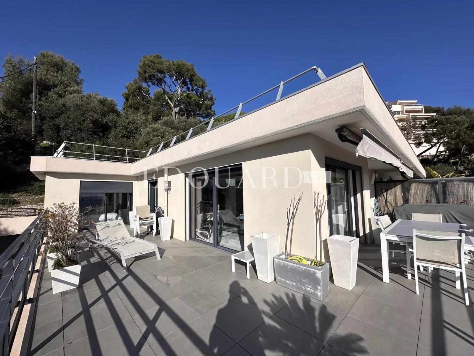 Superbe trois pièces en dernier étage avec spectaculaire terrasse et magnifique vue mer panoramique