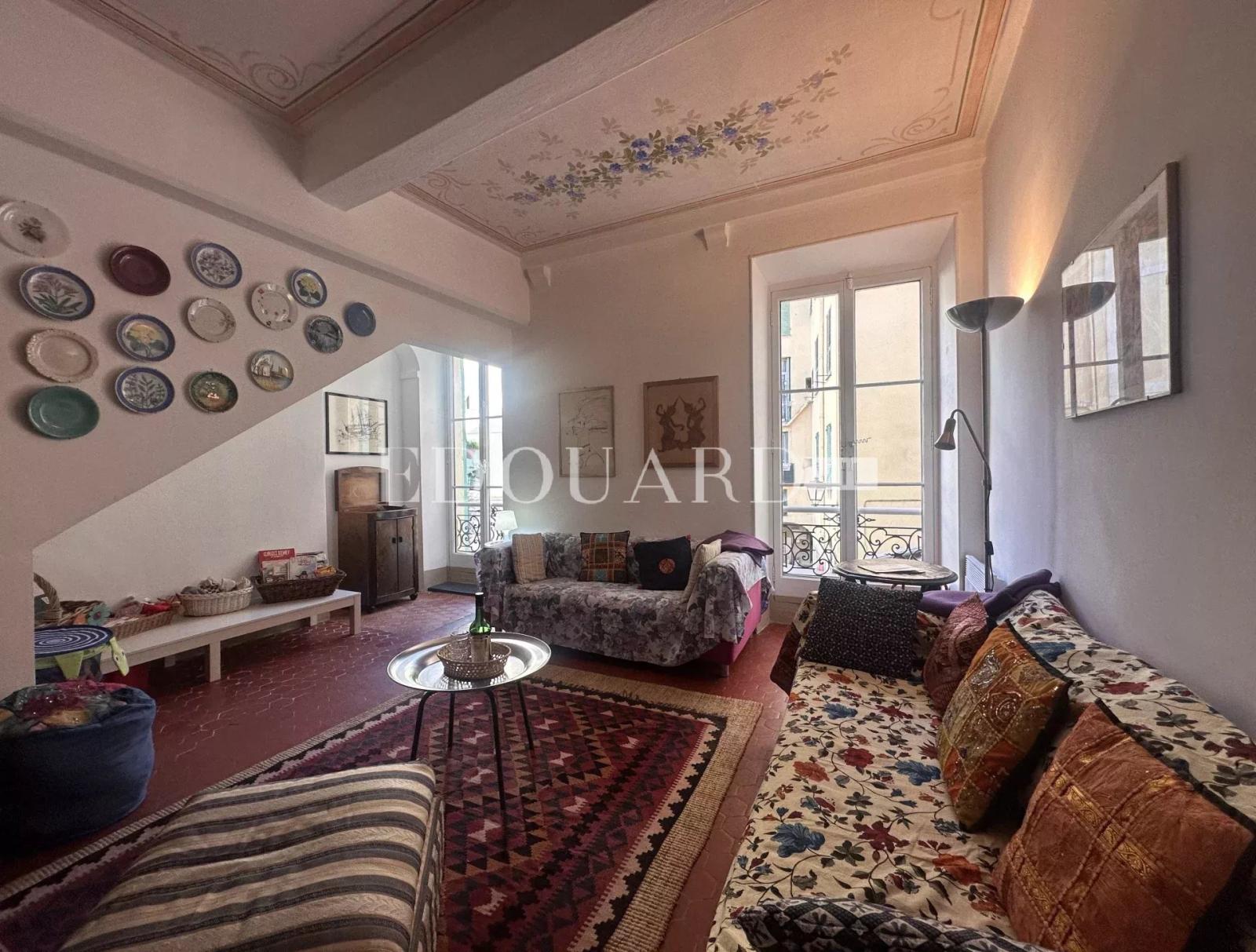 Trois pièces en très bon état au premier étage d’un immeuble ancien au cœur de la Place du Cap de Menton