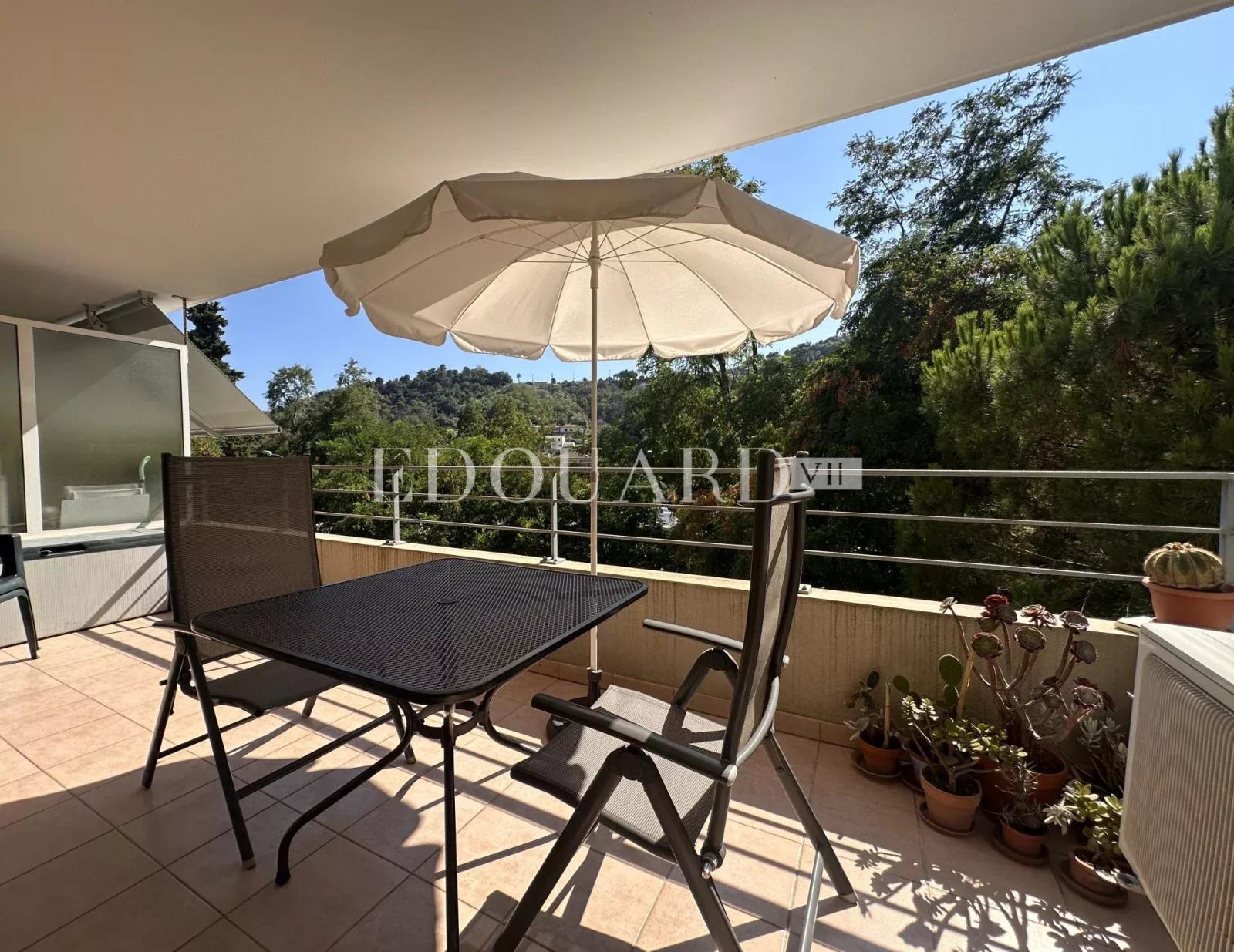 Grand deux pièces en excellent état avec belle terrasse et possibilité garage, exclusivité