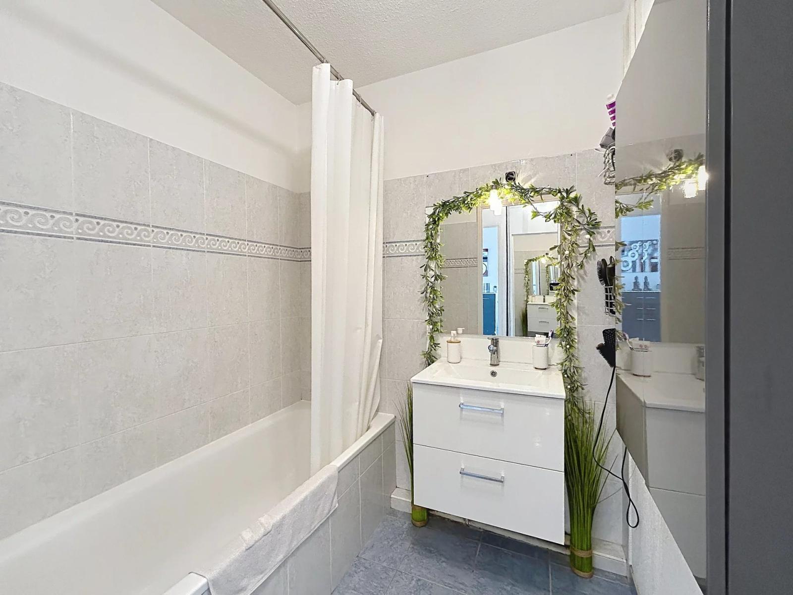 CANNES PETIT JUAS - 2P DERNIER ÉTAGE - SANS VIS A VIS