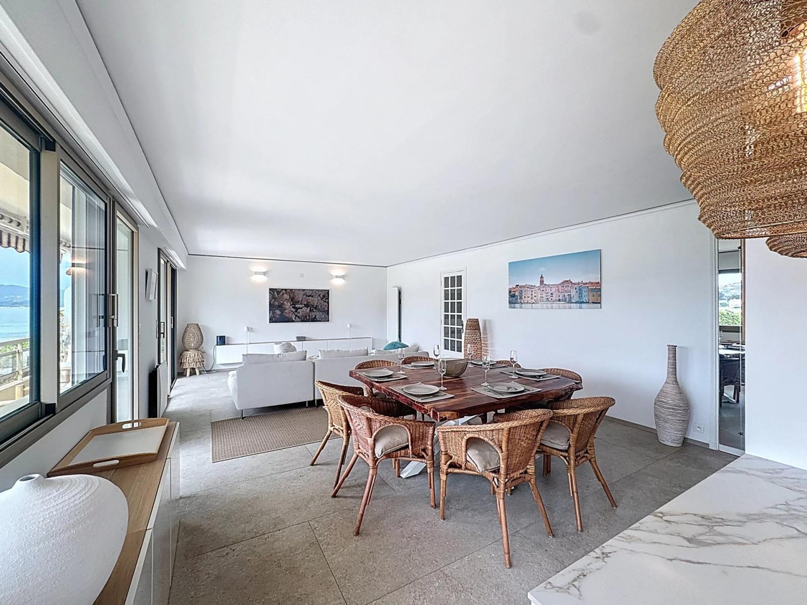 SAINT-TROPEZ — PIEDS DANS L’EAU VUE MER 3 CHAMBRES