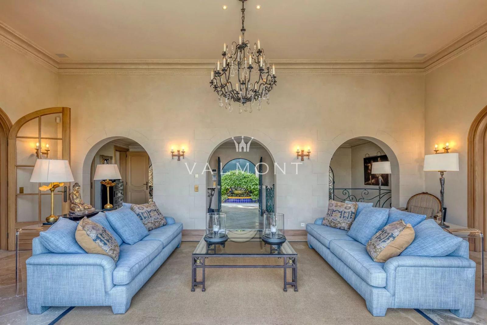 ELEGANTE VILLA AVEC UNE VUE IMPRENABLE SUR LA MER